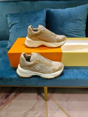 ルイヴィトン靴 LOUIS VUITTON 2025新作 身長を伸ばすスポーツカジュアルシューズ