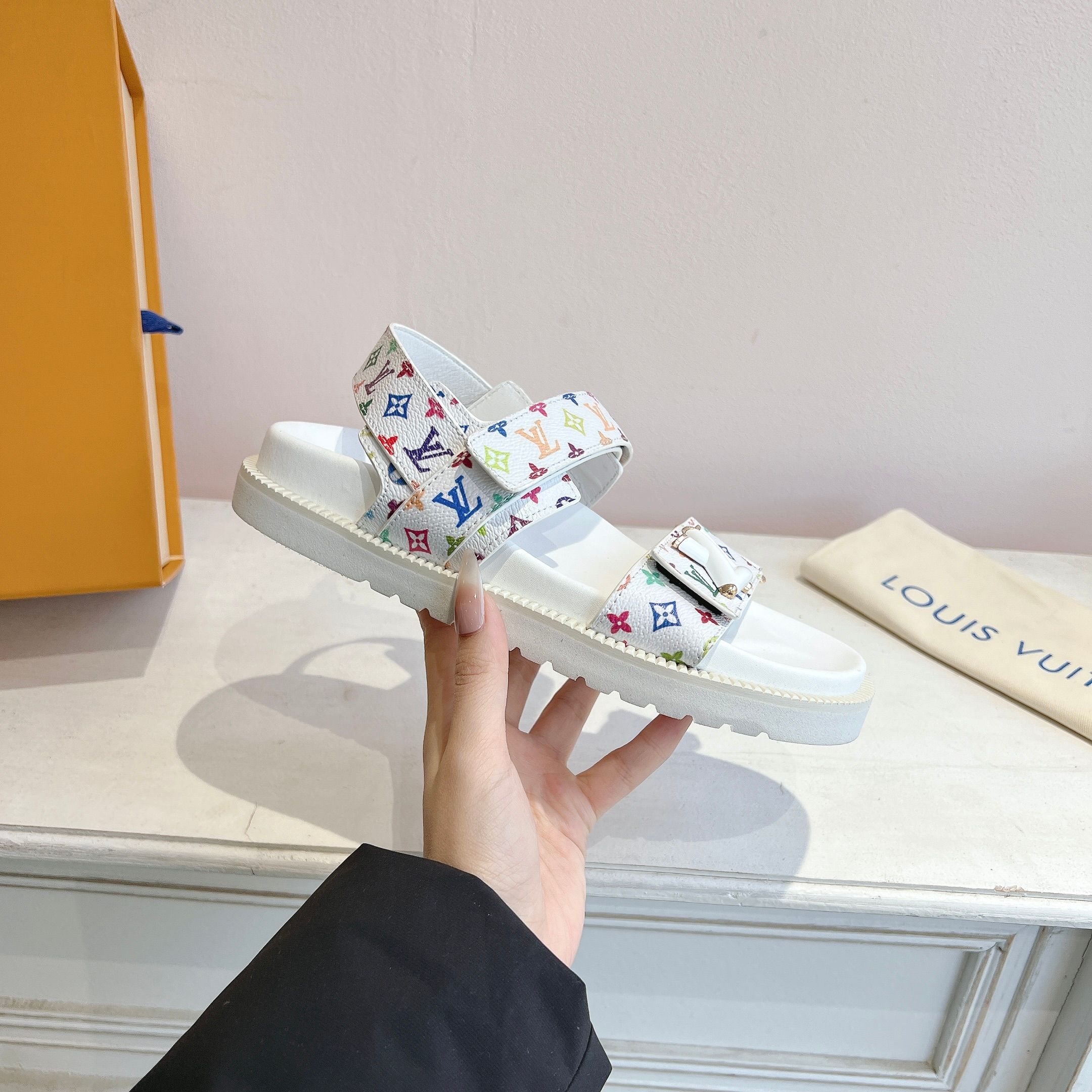 ルイヴィトン靴 LOUIS VUITTON 2025新作 サンダル