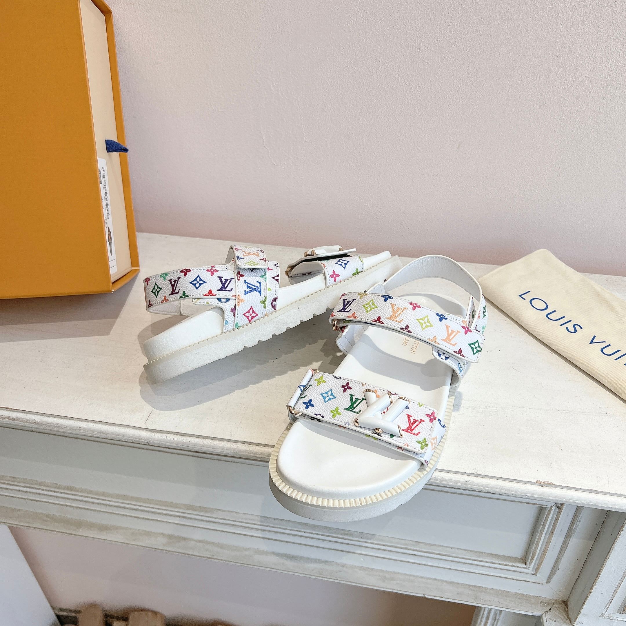 ルイヴィトン靴 LOUIS VUITTON 2025新作 サンダル