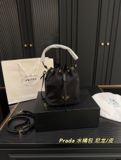 プラダバッグ PRADA 2025新作 ナイロンバケットバッグ