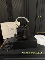 プラダバッグ PRADA 2025新作 ナイロンバケットバッグ
