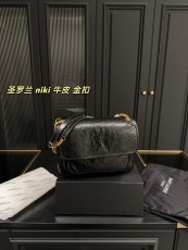 サンローランバッグ Yves Saint Laurent 2025新作 さまようバッグ