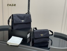 プラダバッグ PRADA 2025新作 ナイロンメッセンジャーバッグ