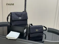プラダバッグ PRADA 2025新作 ナイロンメッセンジャーバッグ