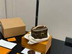 ルイヴィトンバッグ LOUIS VUITTON 2025新作 化粧ポーチ