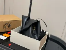 サンローランバッグ Yves Saint Laurent 2025新作 バケットバッグ