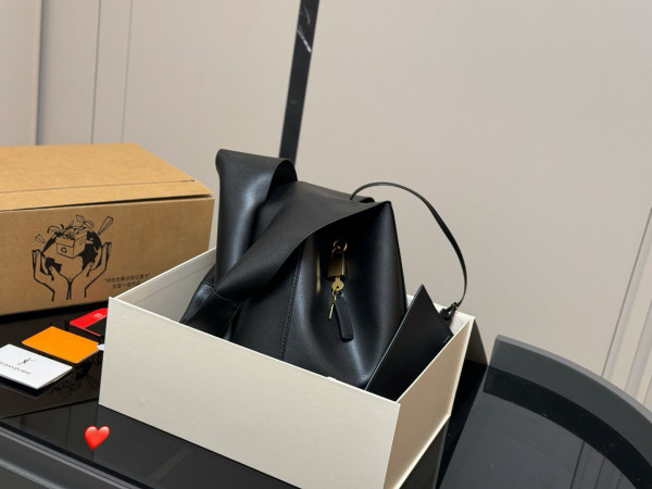 サンローランバッグ Yves Saint Laurent 2025新作 バケットバッグ