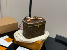 ルイヴィトンバッグ LOUIS VUITTON 2025新作 化粧ポーチ