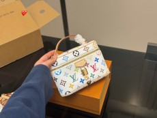 ルイヴィトンバッグ LOUIS VUITTON 2025新作 化粧ポーチ