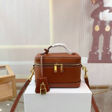 セリーヌバッグ CELINE 2025新作 化粧ポーチ