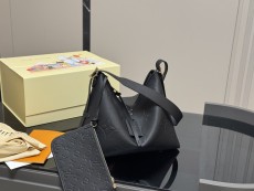 ルイヴィトンバッグ LOUIS VUITTON 2025新作 脇袋