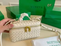 ボッテガヴェネタバッグ BOTTEGA VENETA 2025新作 化粧ポーチ