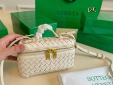 ボッテガヴェネタバッグ BOTTEGA VENETA 2025新作 化粧ポーチ