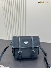 プラダバッグ PRADA 2025新作 メッセンジャーバッグ