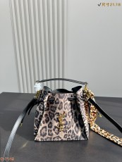 サンローランバッグ Yves Saint Laurent 2025新作 バケットバッグ