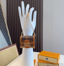 ルイヴィトンキーホルダー LOUIS VUITTON 2025新作 キーホルダー