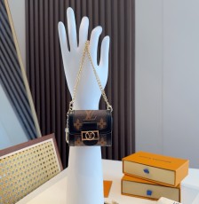 ルイヴィトンキーホルダー LOUIS VUITTON 2025新作 キーホルダー