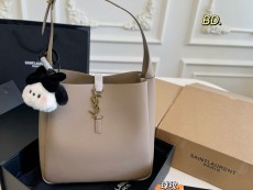 サンローランバッグ Yves Saint Laurent 2025新作 バケットバッグ