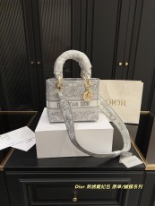 ディオールバッグ DIOR 2025新作 ダイアナ妃バッグ