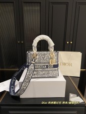 ディオールバッグ DIOR 2025新作 ダイアナ妃バッグ