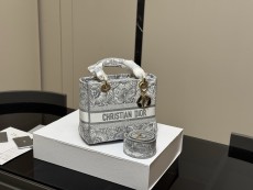 ディオールバッグ DIOR 2025新作 ダイアナ妃バッグ