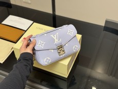 ルイヴィトンバッグ LOUIS VUITTON 2025新作 メッセンジャーバッグ