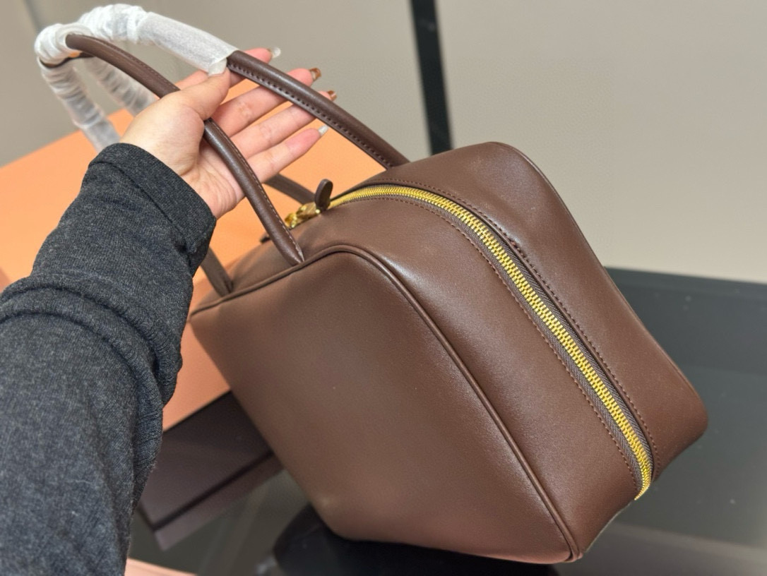 ミュウミュウバッグ Miu Miu 2025新作 ブリーフケース