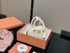 ミュウミュウバッグ Miu Miu 2025新作 小さなハンドバッグ