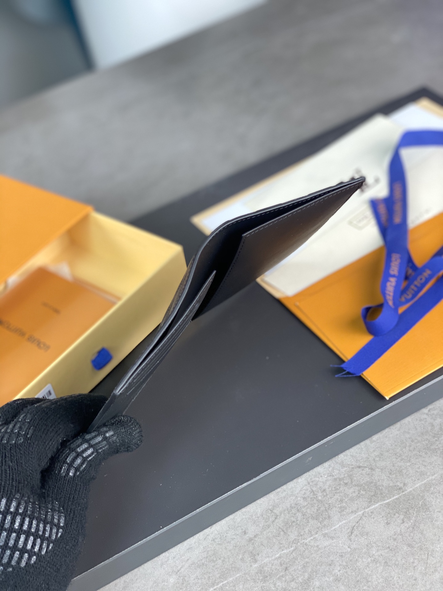 ルイヴィトンバッグ LOUIS VUITTON 高品質 2025新作 パスポートホルダー M64411