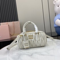 ミュウミュウバッグ Miu Miu 高品質 2025新作 ハンドバッグ ミュウミュウバッグ Miu Miu 高品質 2025新作 ハンドバッグ