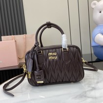 ミュウミュウバッグ Miu Miu 高品質 2025新作 クロスボディバッグ ミュウミュウバッグ Miu Miu 高品質 2025新作 クロスボディバッグ