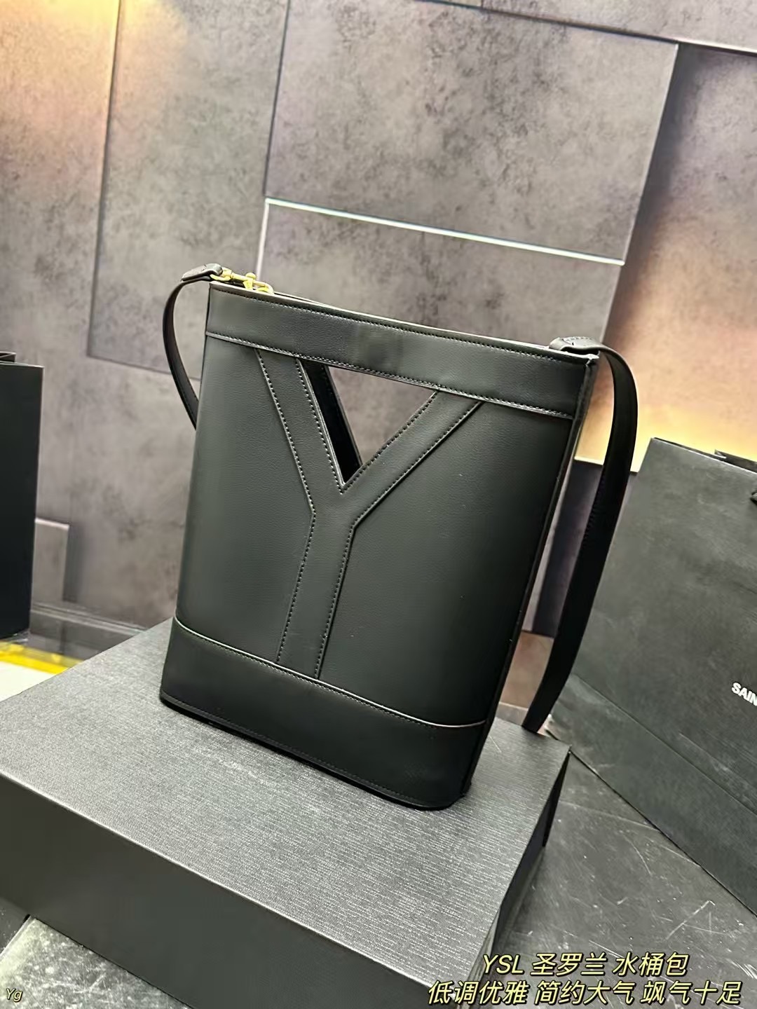 サンローランバッグ Yves Saint Laurent 2025新作 バケットバッグ