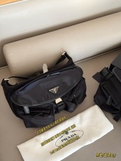 プラダバッグ PRADA 2025新作 メッセンジャーバッグ