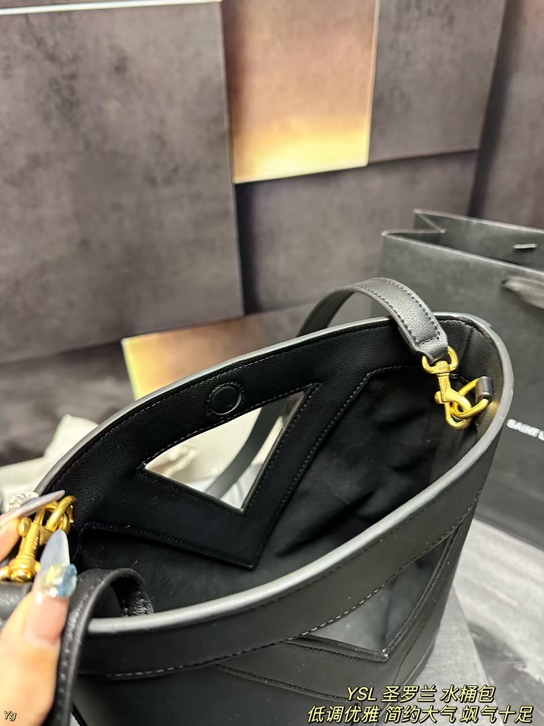 サンローランバッグ Yves Saint Laurent 2025新作 バケットバッグ
