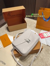 ルイヴィトンバッグ LOUIS VUITTON 2025新作 メッセンジャーバッグ