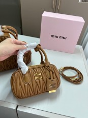 ミュウミュウバッグ Miu Miu 2025新作 ハンドバッグ