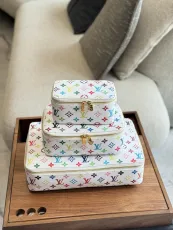 ルイヴィトンバッグ LOUIS VUITTON 2025新作 化粧ポーチ