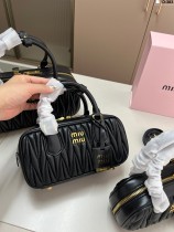 ミュウミュウバッグ Miu Miu 2025新作 ハンドバッグ ミュウミュウバッグ Miu Miu 2025新作 ハンドバッグ