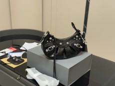 バレンシアガバッグ BALENCIAGA 2025新作 ショルダーバッグ