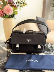 プラダバッグ PRADA 2025新作 メッセンジャーバッグ