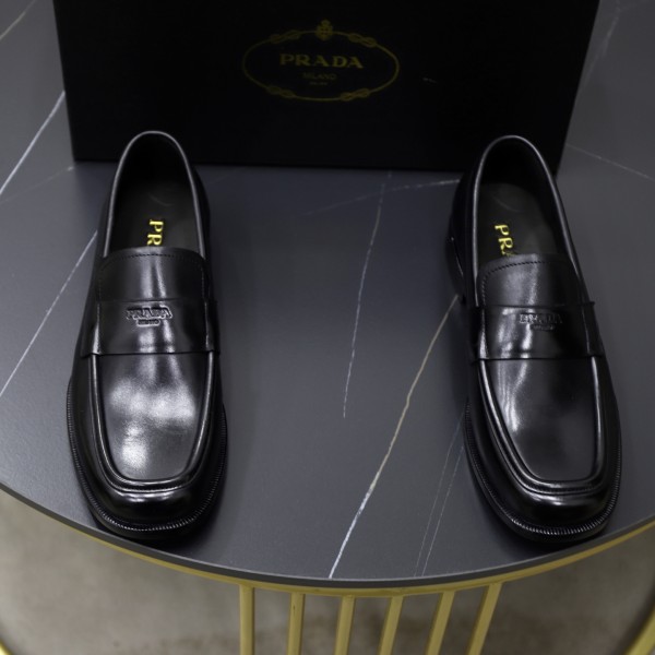 プラダ靴 PRADA 2025新作 モカシン