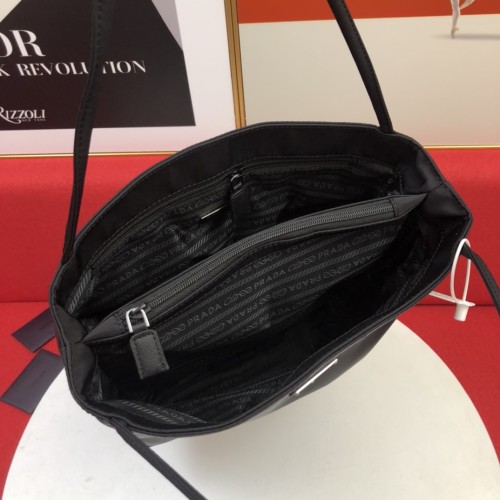 New Prada Used Nylon Bag Size:28X31cm