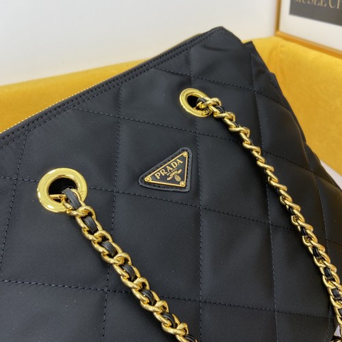 Prada Middle Age Chain Bag Size: 330-24-6cm