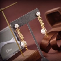 New Dior Letter Pearl Earrings