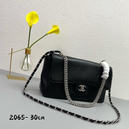 Chanel Fashion Medieval Underarm Bag Size: 30*16*9cm