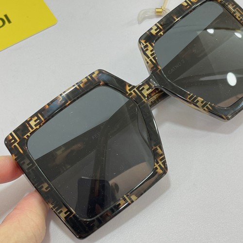FENDI Box With Chain Sunglasses SIZE：52口20-140