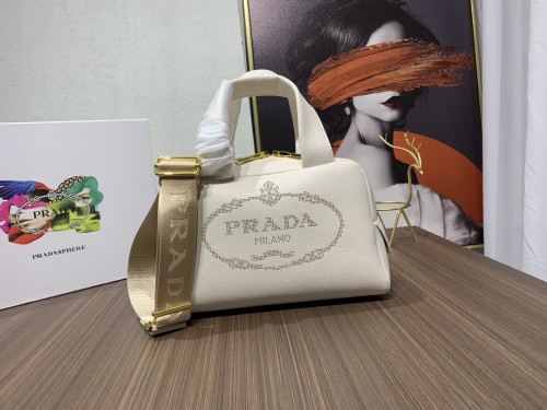 Prada Best Selling Leather Triangle Messenger Bag Sizes:26-16cm