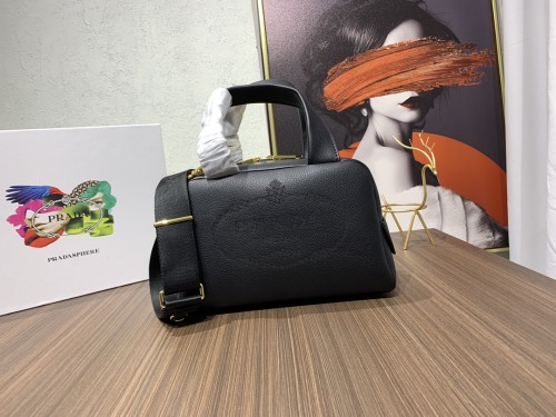 Prada Best Selling Leather Triangle Messenger Bag Sizes:26-16cm