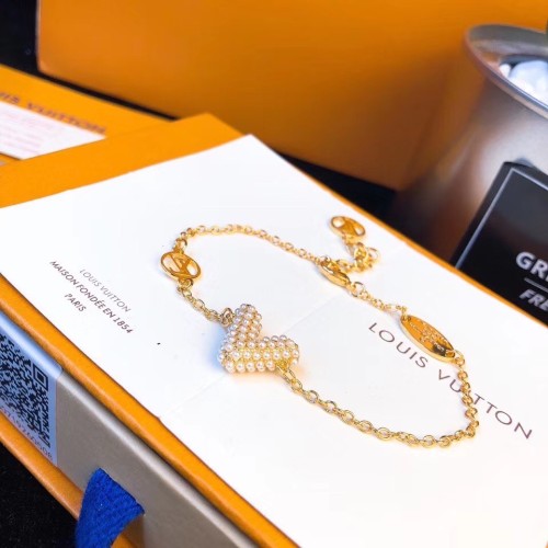 Louis Vuitton New Letter V Pearl Bracelet