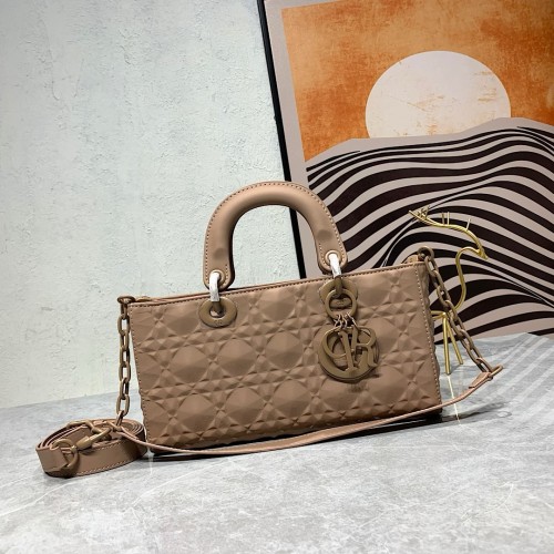 Dior New Three-Dimensional Leather Hand Bag Sizes:26 x 13.5 x 6cm